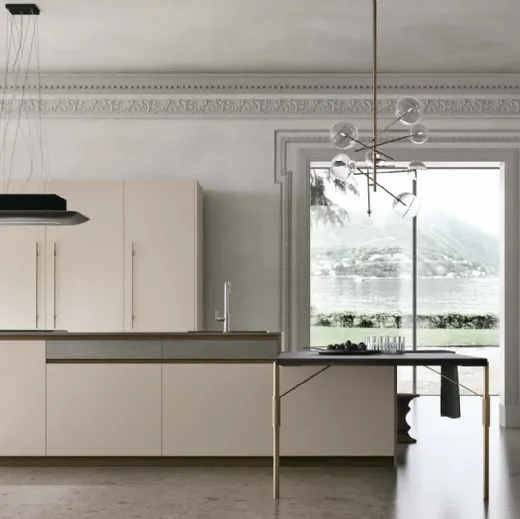 Basi e colonne Pet Beige Seta. Top Piasentina Scura. Dispensa in Fenix Blu Fes, con inserto in Piasentina Scura. Maniglia Godronata e gole finitura Bronzo.